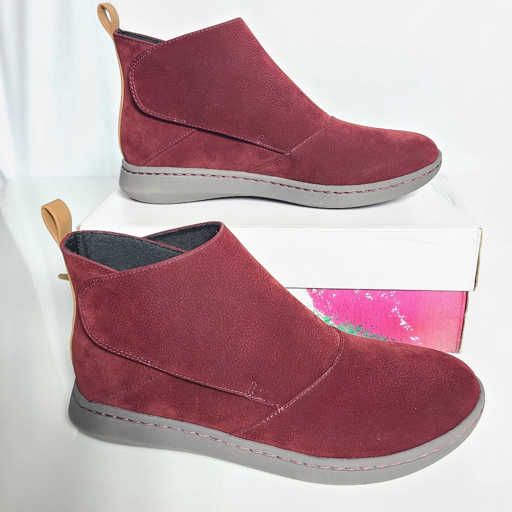 Clarks Burgundy Suede Ankle Booties sz 8.5